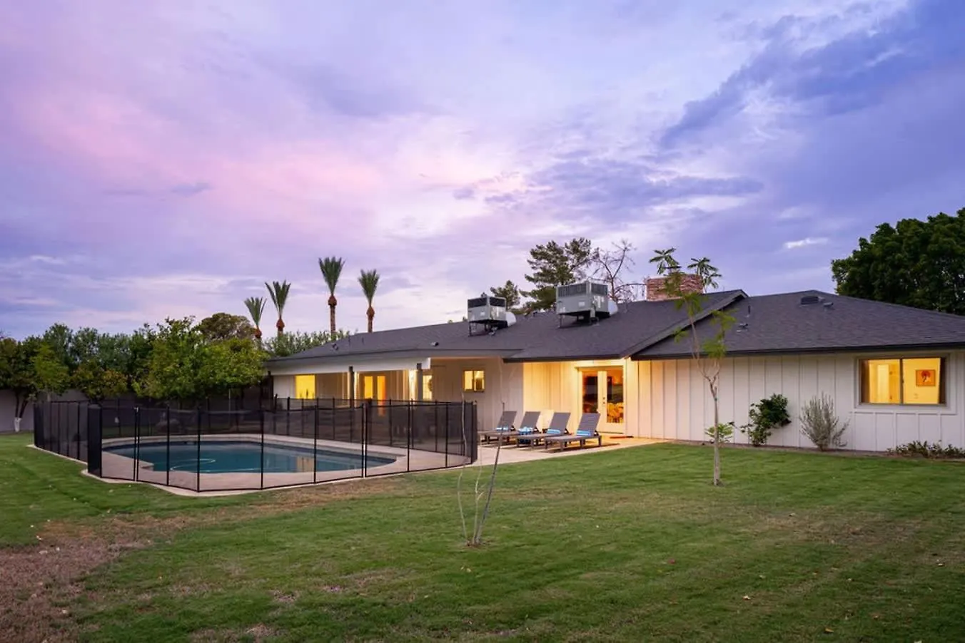The Claremont - Chic Luxe Putting Green & Pool Phoenix Holiday home
